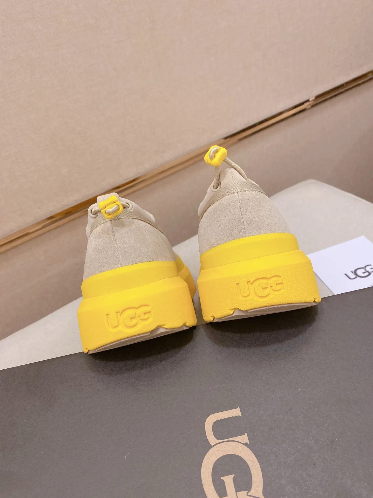 Factory price: 480💰Couple model💏 Same style as Wang Yibo, North American men's shoes Ugg ☃️In the special sale of new high-quality men's shoes snow boots in autumn and winter, the nemesis of extreme cold weather! Made of cowhide leather, merino wool lining, and original outsole, whether driving, outdoor or daily wear, there is always one that suits you! Male and female size: 35-46.